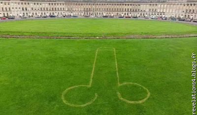Un pénis géant dessiné sur pelouse Royal Crescent