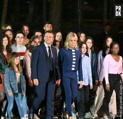 Macron, brigitte et les enfants marchent Champ de mars.