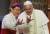 Le pape François réalisant le signe satanique à Manille en 2015
